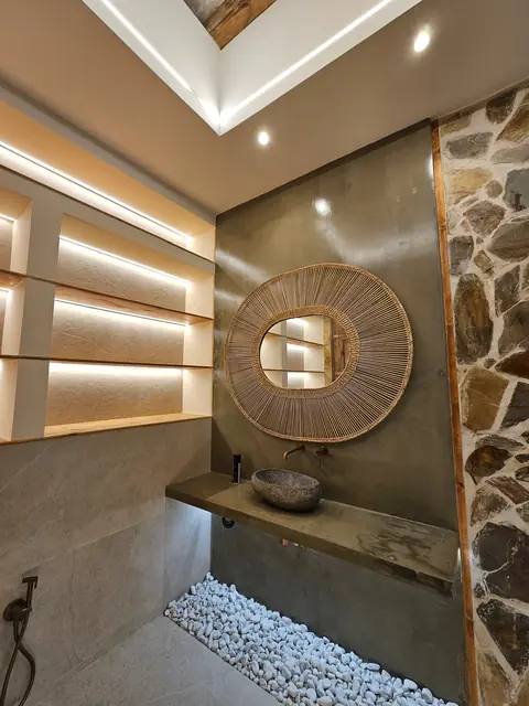 Baño con iluminación LED integrada en estantes y techo, instalada por Eléctrica Messi