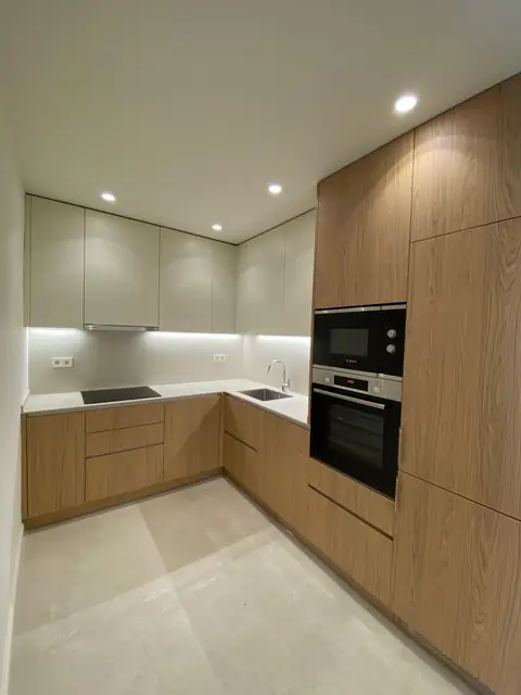 Cocina con instalación eléctrica completa: iluminación, enchufes y electrodomésticos